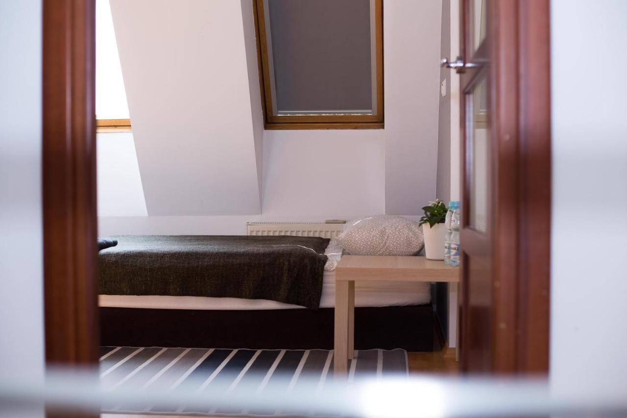 V Hostel Varsovie Extérieur photo